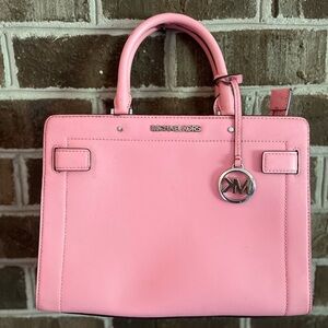 Have too many bags so it’s time to let some go! This one is a favorite!!